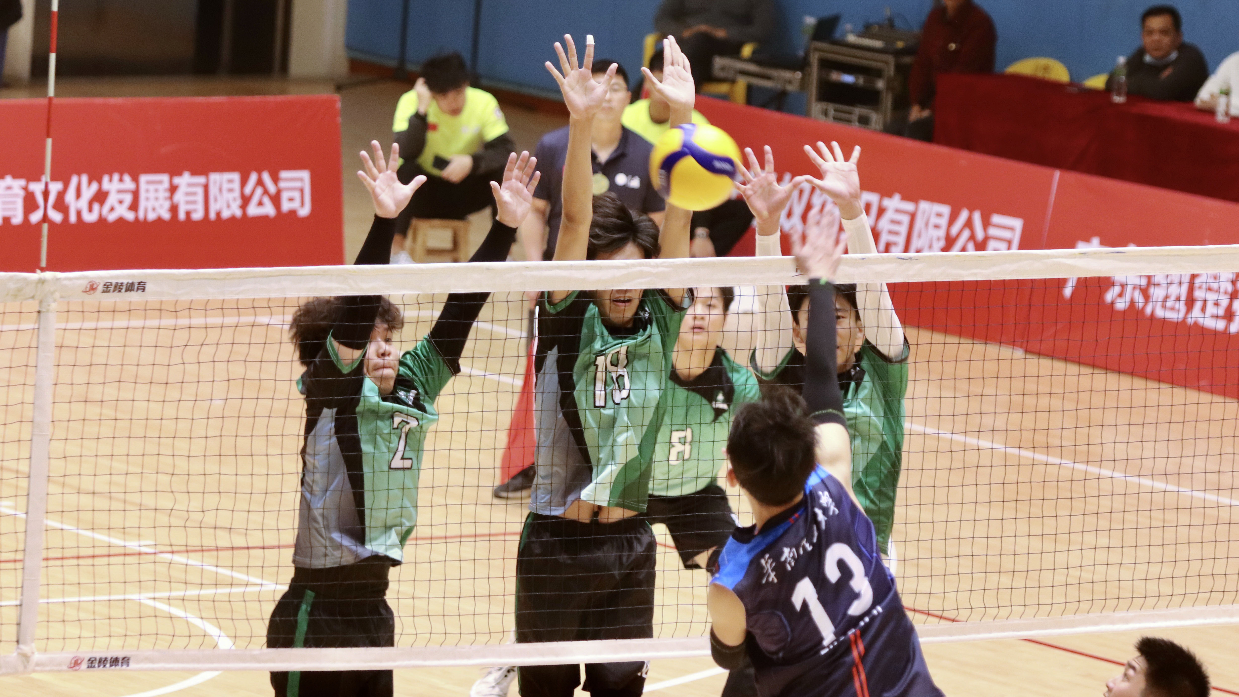 2. 男排築起三人攔網城牆.jpg